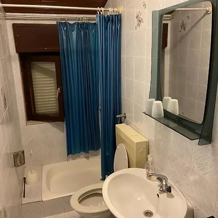 Pensión In With Balcony, Air Conditioning, Wifi 5188-3