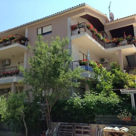 Pensión In With Balcony, Air Conditioning, Wifi 5188-3