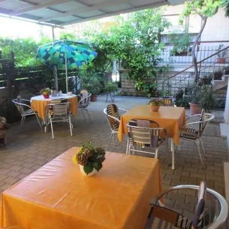 Gasthuis In With Balcony, Air Conditioning, Wifi 5188-3 Sukošan